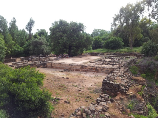הבמה (הרחבה הגדולה מימין) והמזבח באתר הפולחני בתל דן