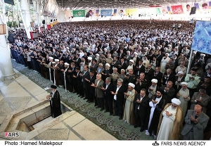 גם באיראן, ההנהגה של הרפובליקה האסלאמית בתפילת עיד אל-פִטר, חג סוף הרמדאן. נפרגן לסוכנות הידיעות האיראנית.