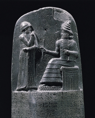המלך חמורבי מקבל את סמלי השלטון משַׁמַשׁ, אל השמש והמשפט (ניתן לראות את קרני-האור יוצרים מכתפיו של שמש). כיום מוצג במוזיאון הלובר בפריז.