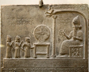 לוח שַׁמַשׁ - המלך הבבלי נַבוּ-אַפְלַה-יִדִּינַה מובל בידו על-ידי כהן בפני שַׁמַשׁ היושב במקדשו (האֵבַבַּר) שבסִיפַר. מוצג כיום במוזיאון הבריטי בלונדון.