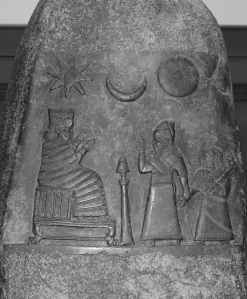אבן כֻדֻרֻּ (אבן גבול) מהתקופה הכשית בבבל (המאה ה-12 לפני הספירה). האלים אינם הדמויות האנושיות, כי-אם הכוכבים למעלה. מימין לשמאל: שַׁמַשׁ, סִין אל הירח, ואִשְׁתַר המיוצגת על-ידי הכוכב המתומן.